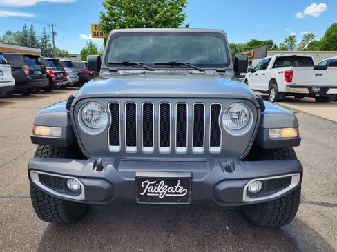 Used 2019 Jeep Wrangler Unlimited Sahara AWD/4WD image 3