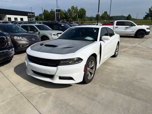Used 2017 Dodge Charger SXT RWD image 3