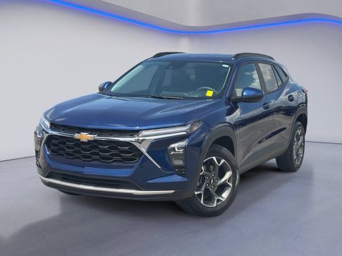 Used 2024 Chevrolet Trax LT w/ Sunroof Package FWD image 2