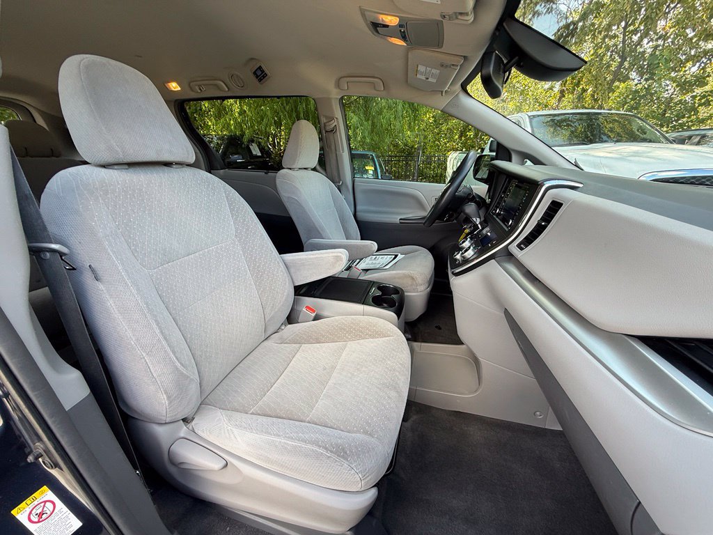 Used 2018 Toyota Sienna LE FWD image 45
