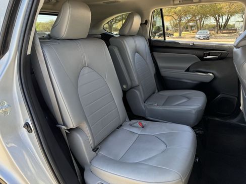 Used 2023 Toyota Highlander XLE image 30