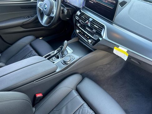 Used 2023 BMW 530e w/ Executive Package image 32
