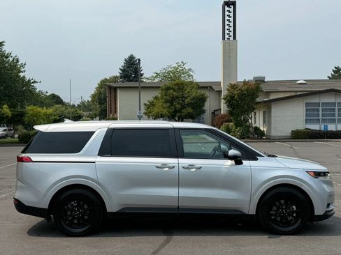 Used 2023 Kia Carnival LX FWD image 7