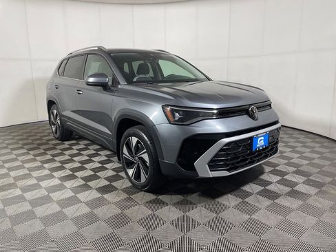 Used 2025 Volkswagen Taos SE AWD/4WD image 2