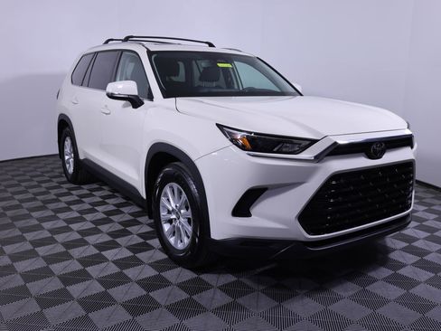 Used 2024 Toyota Grand Highlander Limited image 3