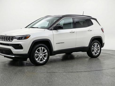 Used 2025 Jeep Compass Limited image 3