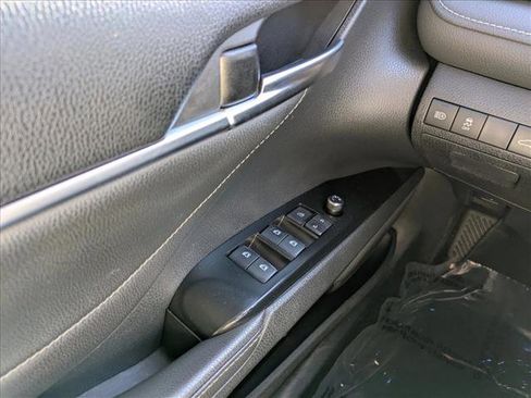 Used 2018 Toyota Camry XSE image 18