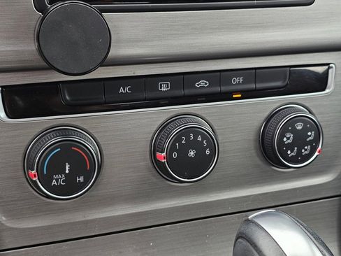 Used 2017 Volkswagen Golf S image 9