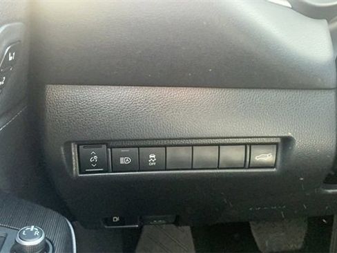 Used 2022 Toyota Venza XLE image 36