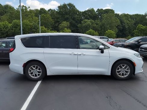 Used 2023 Chrysler Pacifica Touring-L FWD image 3