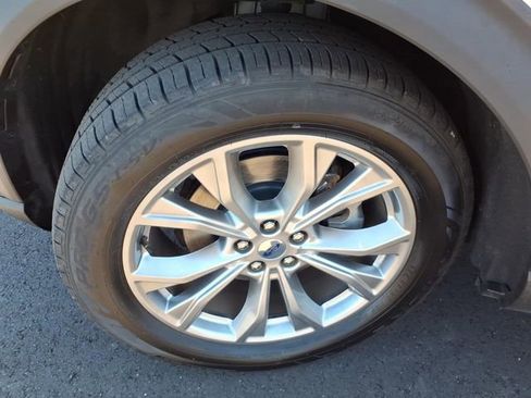 Used 2020 Ford Explorer XLT w/ Equipment Group 202A AWD/4WD image 31