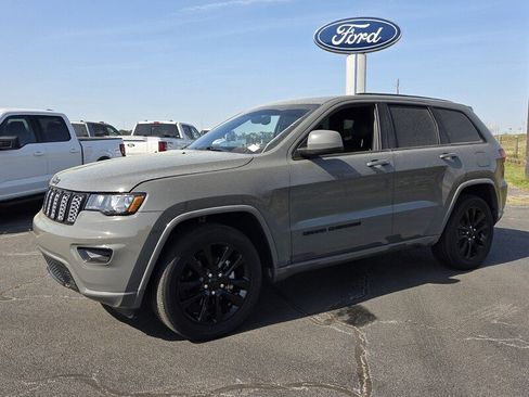Used 2019 Jeep Grand Cherokee Altitude image 3