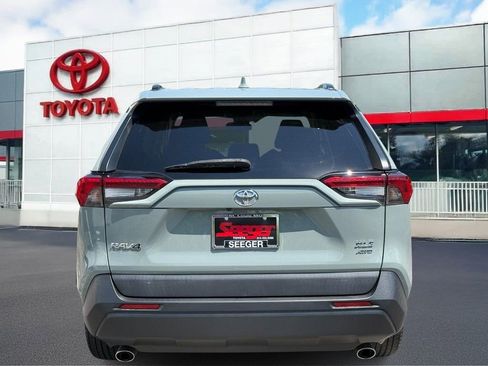 Used 2021 Toyota RAV4 XLE w/ XLE Grade Weather Package AWD/4WD image 6