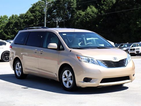Used 2011 Toyota Sienna LE FWD image 9
