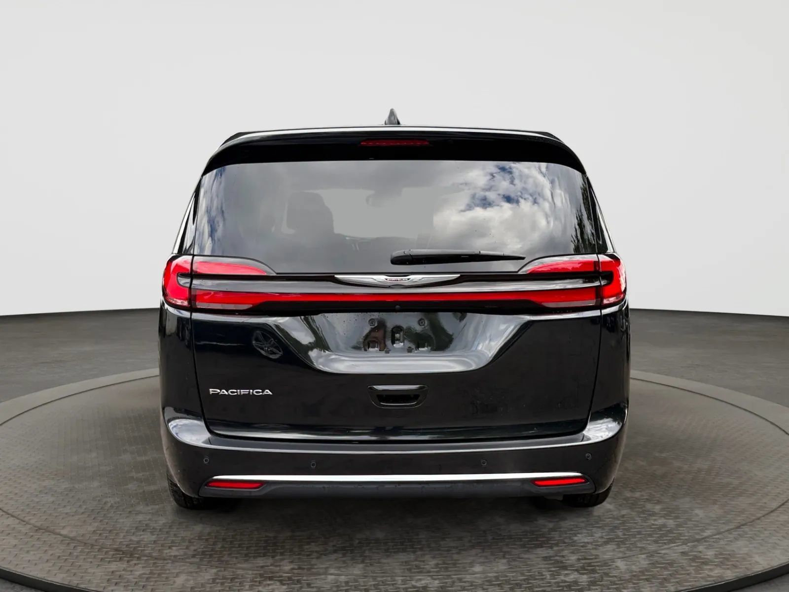 Used 2023 Chrysler Pacifica Touring-L FWD image 9