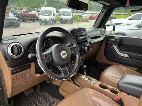 Used 2015 Jeep Wrangler Unlimited Rubicon AWD/4WD image 6