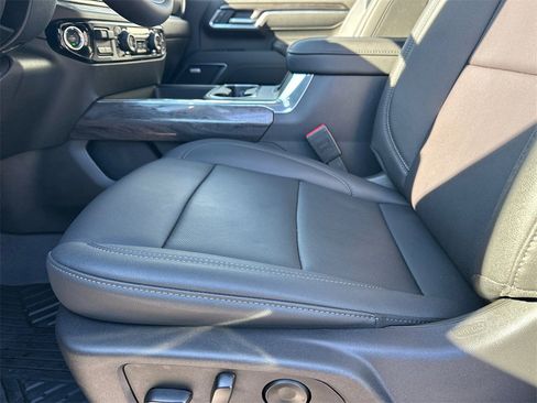 Used 2025 Chevrolet Silverado 2500 LTZ w/ LTZ Premium Package image 10