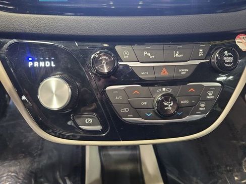 Used 2023 Chrysler Pacifica Touring-L image 24