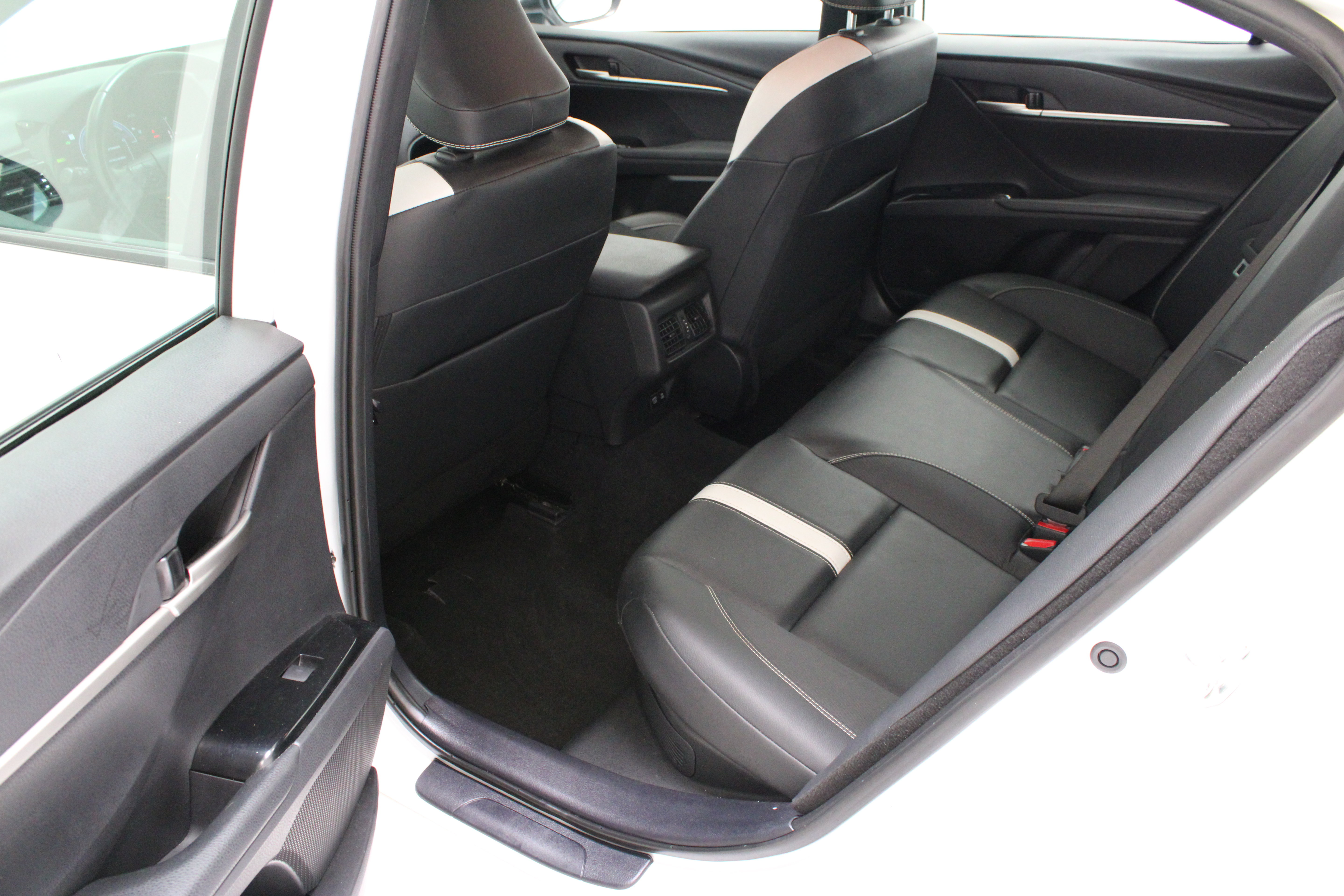 Used 2025 Toyota Camry SE FWD image 27