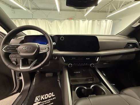 Used 2025 Chevrolet Suburban Z71 image 17