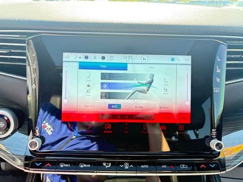 Used 2022 Jeep Wagoneer Series III w/ Premium Group I image 15