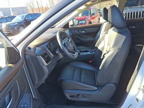 Used 2022 Nissan Rogue SV w/ SV Premium Package image 13