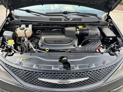 Used 2023 Chrysler Voyager LX image 29