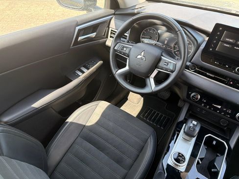 Used 2025 Mitsubishi Outlander SE FWD image 22