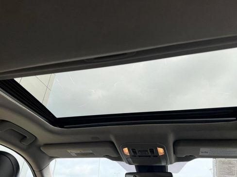 Used 2022 Toyota Highlander XLE FWD image 16