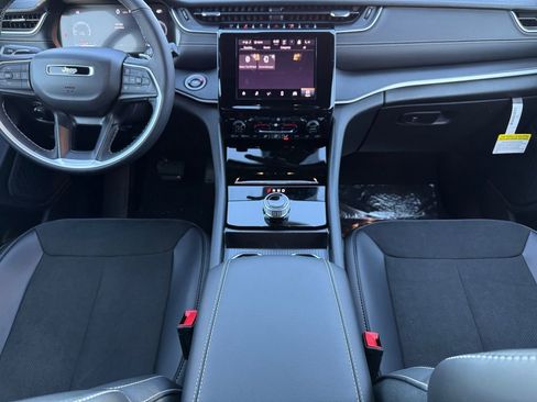 New 2025 Jeep Grand Cherokee Altitude image 10