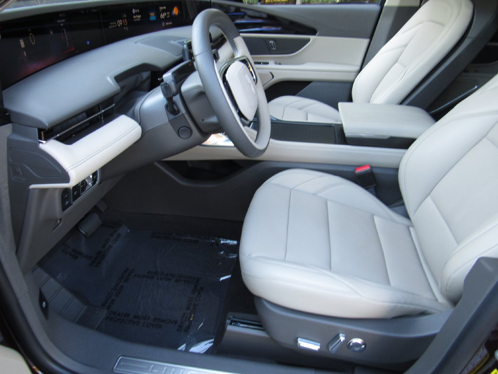 Used 2024 Lincoln Nautilus Premier AWD/4WD image 5