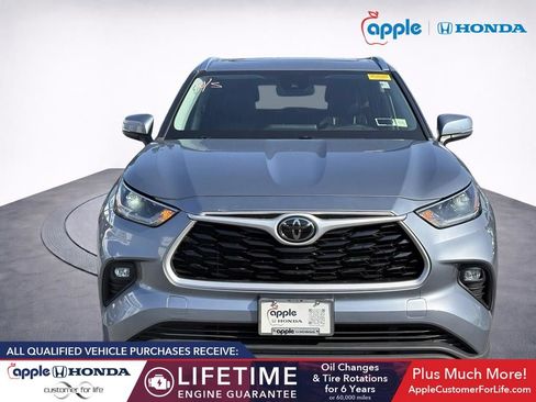 Used 2021 Toyota Highlander XLE AWD/4WD image 2
