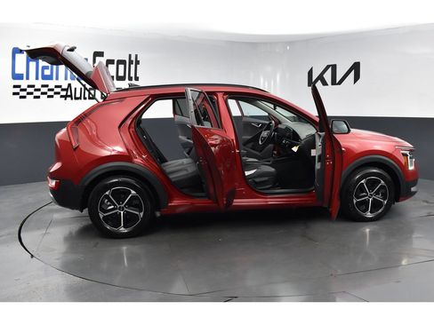 Used 2025 Kia Niro EX FWD image 28