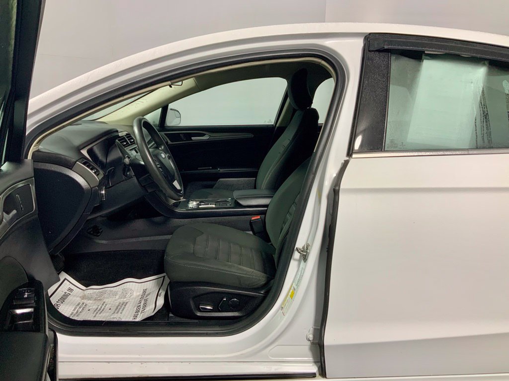Used 2017 Ford Fusion SE FWD image 17