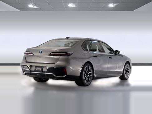 Used 2026 BMW i7 eDrive50 w/ M Sport Package RWD image 9