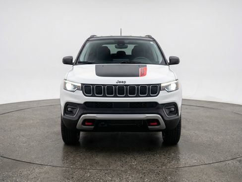 Used 2025 Jeep Compass Trailhawk image 2