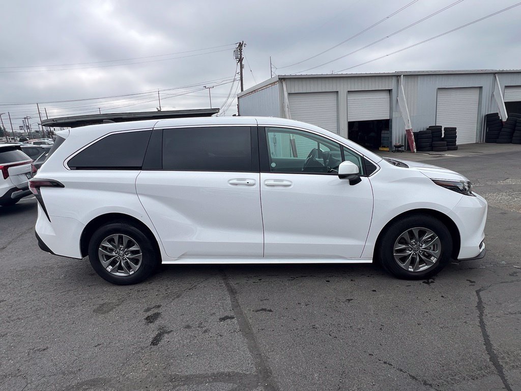 Used 2025 Toyota Sienna LE FWD image 8