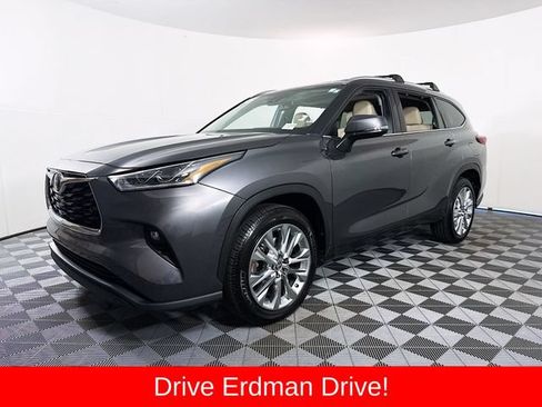 Used 2023 Toyota Highlander Limited FWD image 3