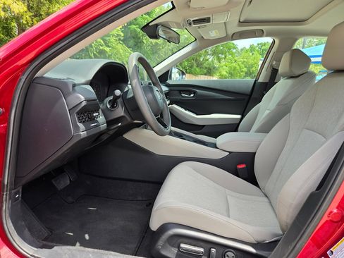 Certified 2025 Honda Accord SE image 9