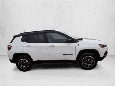 Used 2025 Jeep Compass Trailhawk AWD/4WD image 5