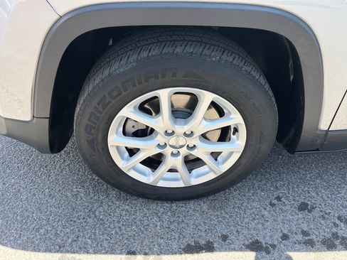 Used 2017 Jeep Cherokee Latitude FWD image 38