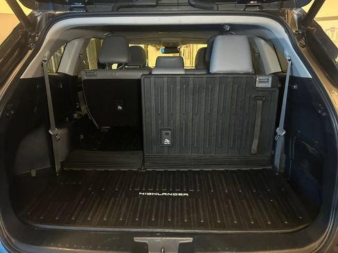 Used 2022 Toyota Highlander XLE AWD/4WD image 22