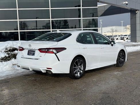 Used 2021 Toyota Camry SE image 3
