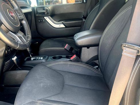 Used 2017 Jeep Wrangler Unlimited Rubicon w/ Connectivity Group image 14