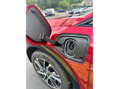 Used 2025 Cadillac Optiq Sport 2 w/ LPO, Floor Liner Package AWD/4WD image 14