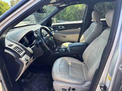 Used 2018 Ford Explorer Limited FWD image 8