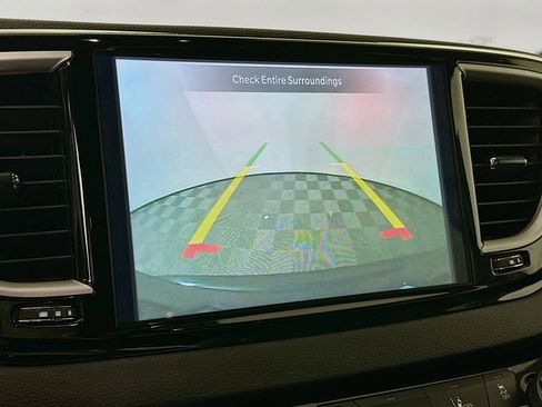 Used 2025 Chrysler Pacifica Select image 18