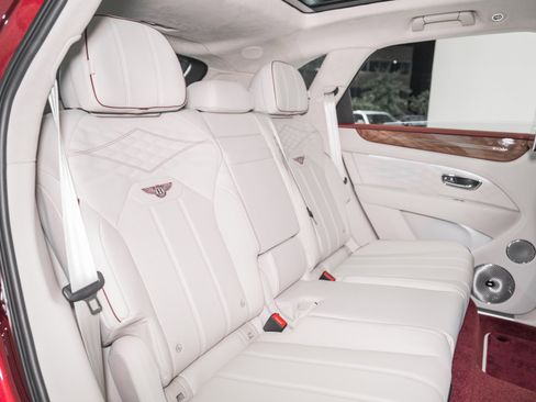 Used 2025 Bentley Bentayga image 28