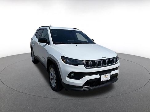 Used 2025 Jeep Compass Latitude image 3