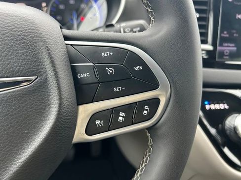 Used 2024 Chrysler Pacifica Touring-L image 27